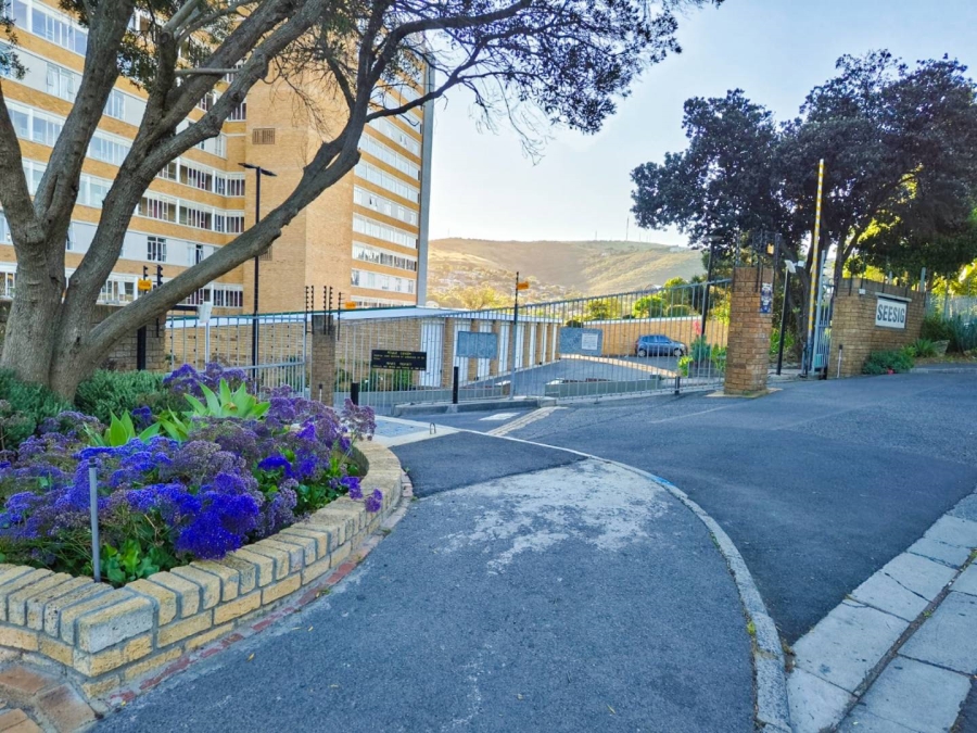 To Let 2 Bedroom Property for Rent in Loevenstein Western Cape